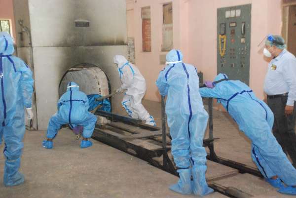 लक्ष्मीगंज विद्युत शवदाह  गृह में ट्रॉली टूटी लुढ़का शव