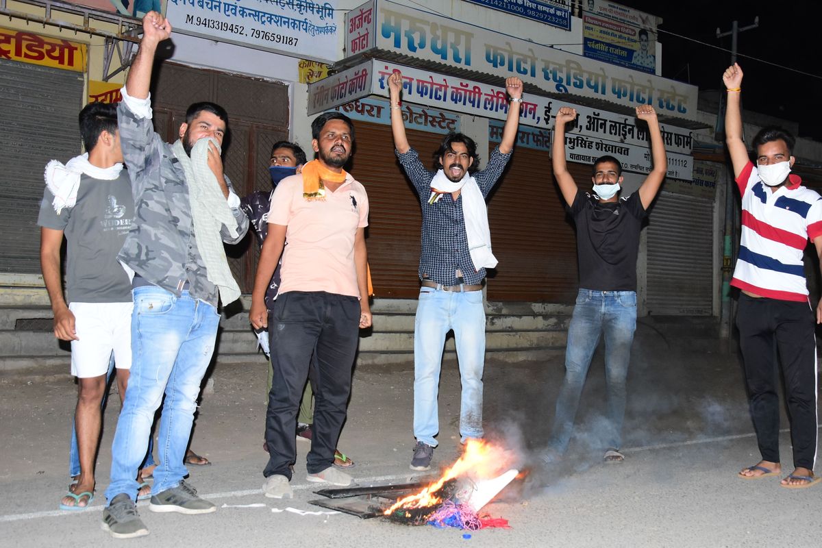 चीन की कायराना हरकत के खिलाफ लोगों में आक्रोश, चीनी उत्पाद का किया बहिष्कार