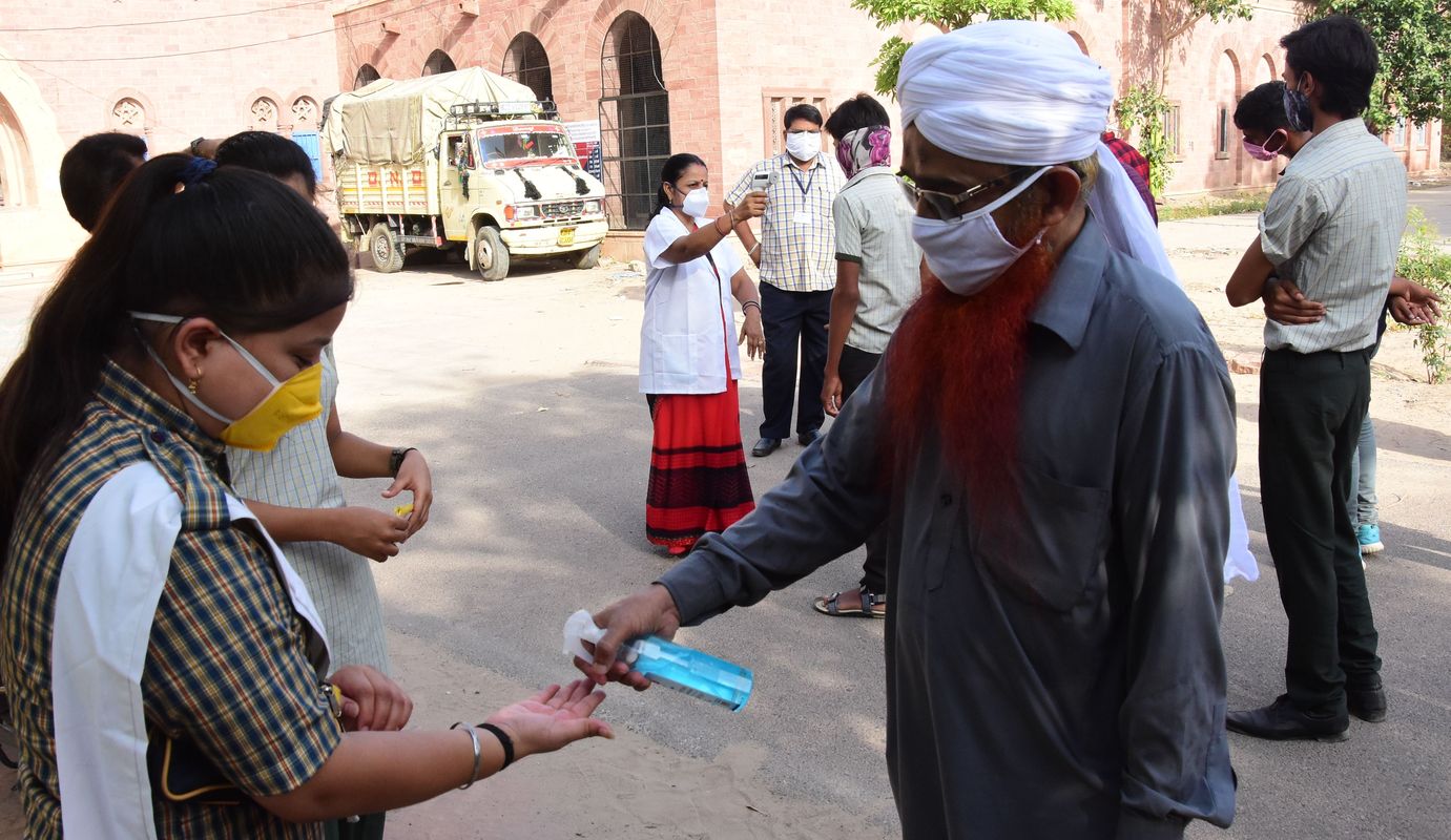परीक्षार्थियों ने तीन घंटे तक मुंह पर बांधे रखा मास्क, 12वीं बोर्ड की शेष परीक्षाएं शुरू