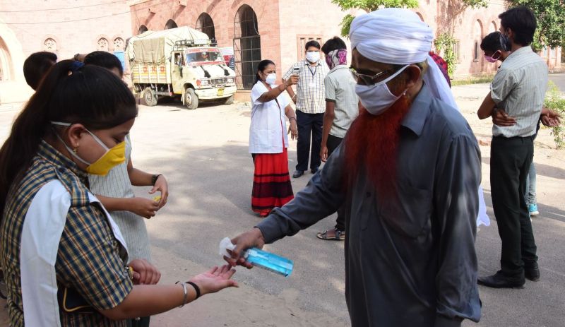 परीक्षार्थियों ने तीन घंटे तक मुंह पर बांधे रखा मास्क, 12वीं बोर्ड की शेष परीक्षाएं शुरू