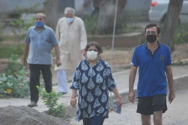 कोविड-19 के बीच शहर में वॉक