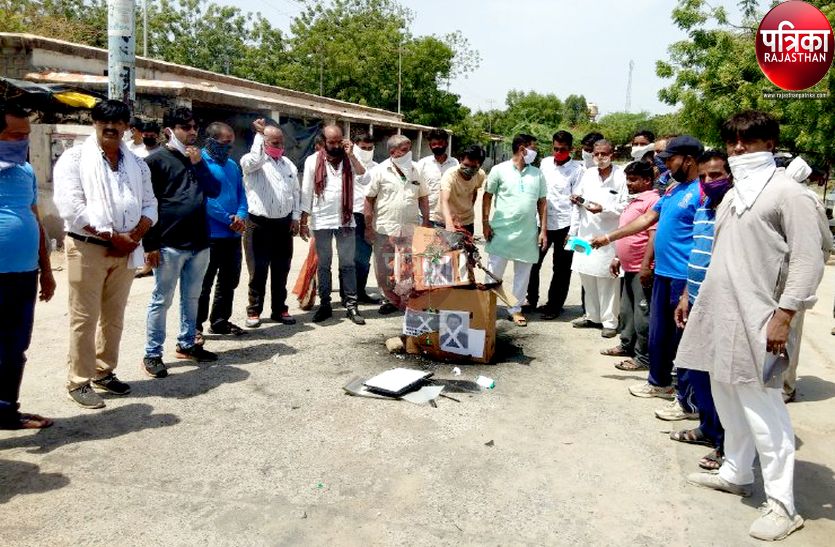 यहां भाजपा कार्यकर्ताओं ने जलाए चाइनीज उपकरण