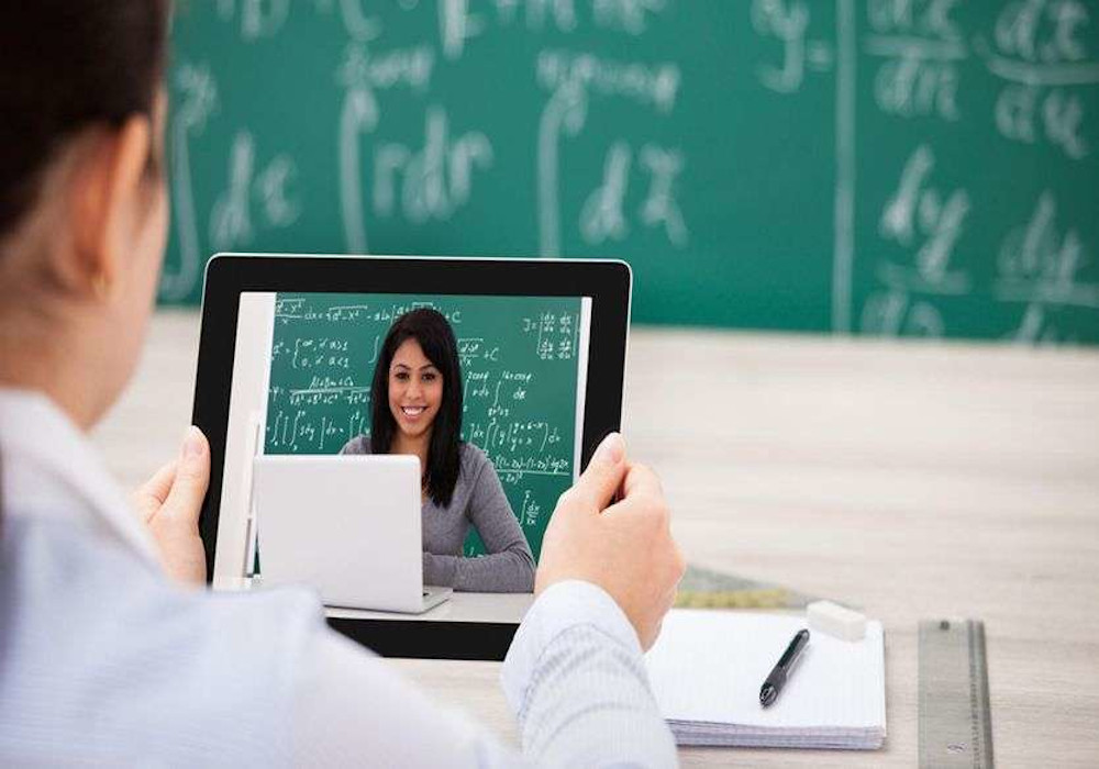 बिन छात्र शिक्षक जाएंगे स्कूल, क्लासरूम से ली जाएंगी ऑनलाइन क्लासेस ताकी बच्चे ब्लैकबोर्ड टीचिंग का अनुभव ले सकें