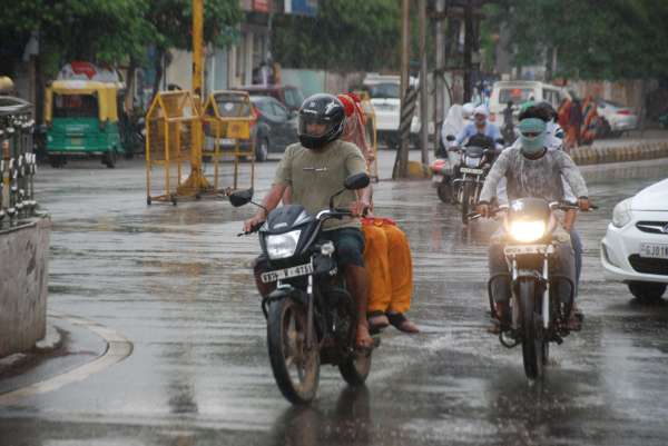 हवाओं के साथ हल्की बारिश