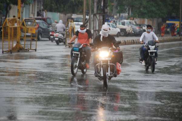 हवाओं के साथ हल्की बारिश