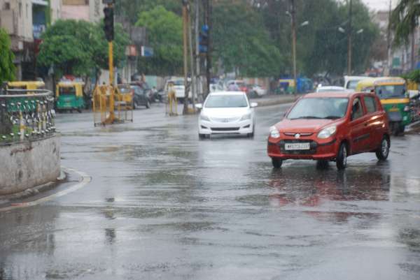 हवाओं के साथ हल्की बारिश