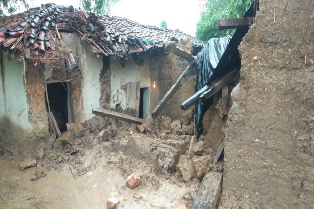 बारिश गिरा कच्चा मकान
