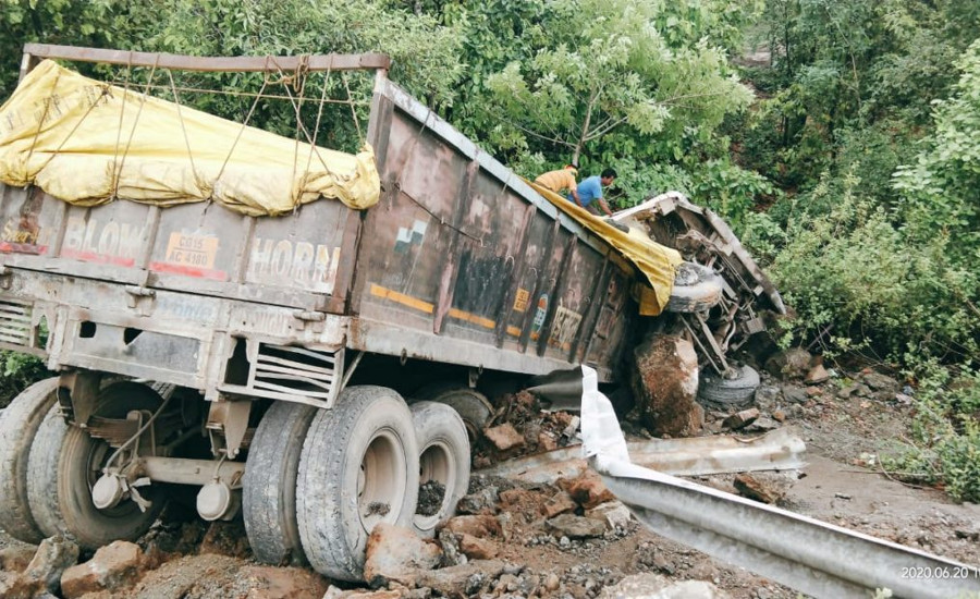 रायपुर से बिहार जा रहा क्लिंकर लोड ट्रक घाट से खाई में पलटा, 2 की मौत, ट्रक काटकर निकाला जा रहा शव