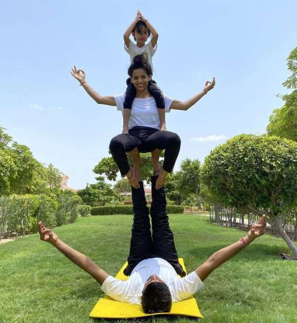 अंतरराष्ट्रीय योग दिवस पर परिवार के साथ किया योग, देखें तस्वीरें...