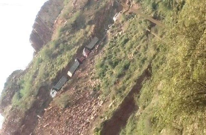 बगैर मुकदमा दर्ज किए जुर्माना वसूल कर अवैध खनन में जब्त दोनों डंपरों को छोड़ा