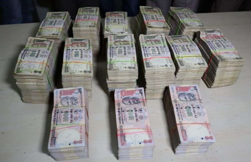 SHOCKING : SOCIAL MEDIA पर नोटों के बंडलों के साथ VIDEOS बनाना पड़ा मंहगा !