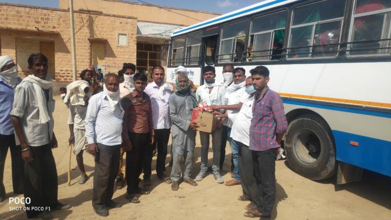 लॉक डाउन : फूल बेचने वालों की झोली खुशियों से भर दी