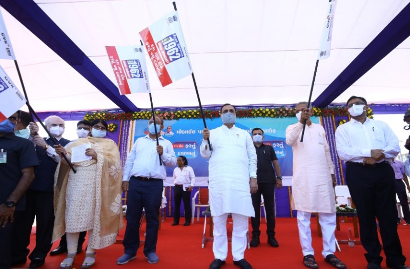 Gujarat के दस गांवों के बीच एक मोबाइल पशु डिस्पेंसरी