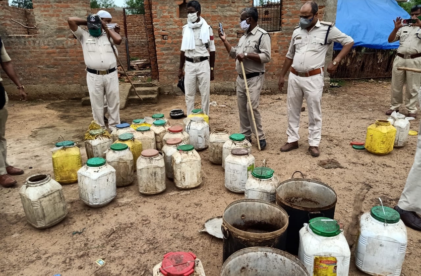 Abkari team acting on illegal raw liquor in Pardhi locality of Hardua.