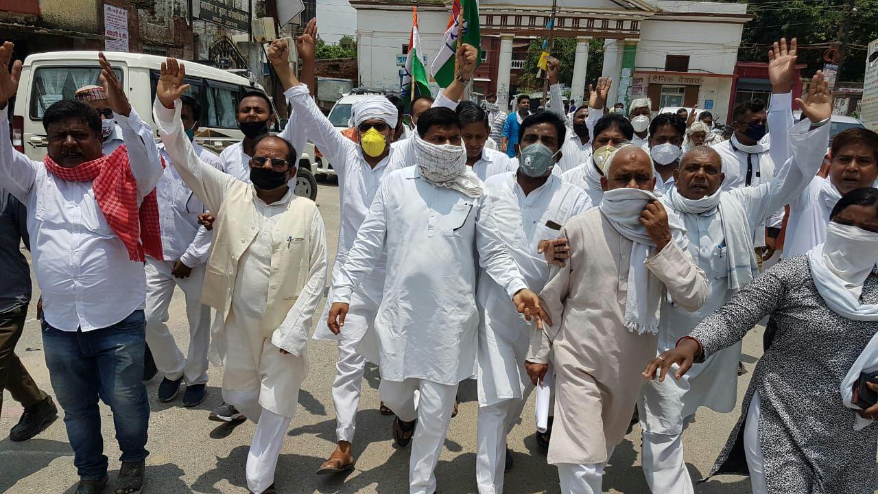 शिक्षक भर्ती व पशुपालन घोटाले के खिलाफ सड़क पर उतरे कांग्रेसी