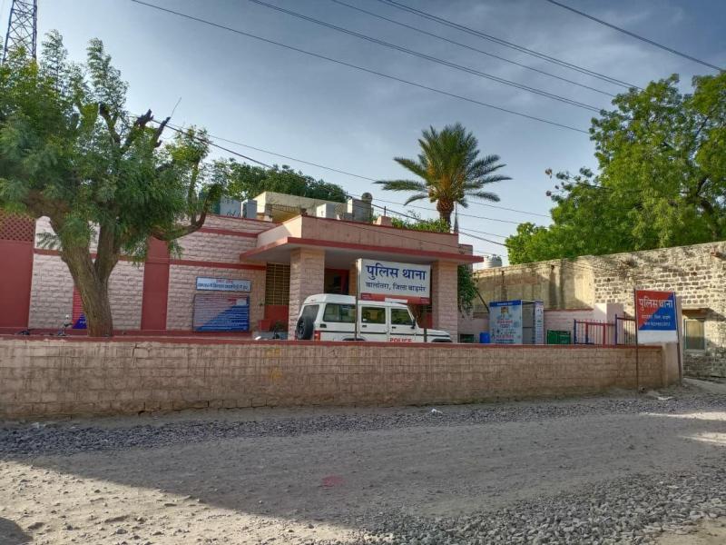 Looters surrounded the cumin-laden truck, looted 30,000 after the atta