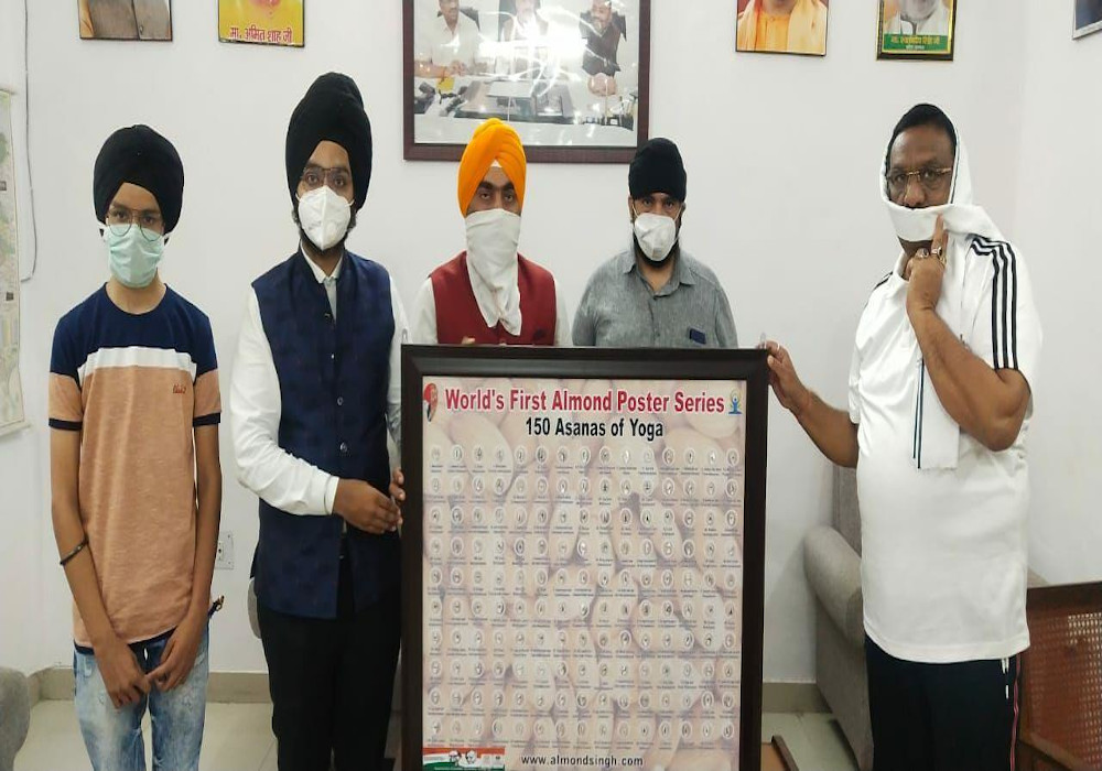 उत्तर प्रदेश सरकार के आयुष मंत्री धर्म सिंह सैनी ने लांच की विश्व की पहली बादाम पोस्टर श्रंखला