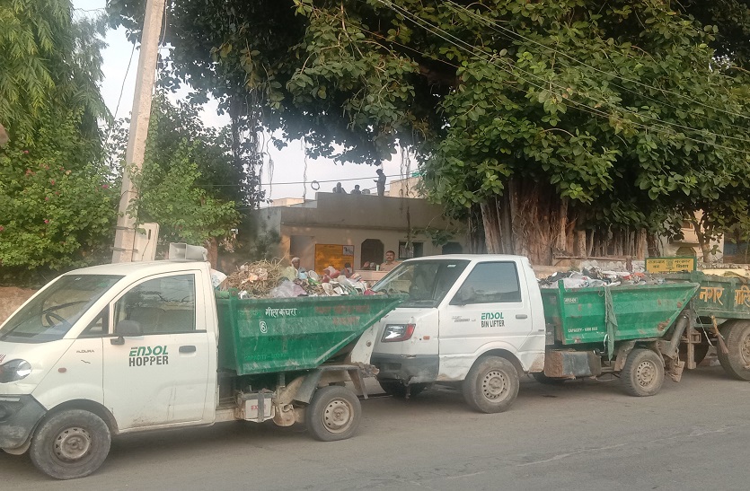 वन विभाग ने हटवाया अतिक्रमण, खफा होकर पालिका ने खड़े करवाए कचरे भरे वाहन