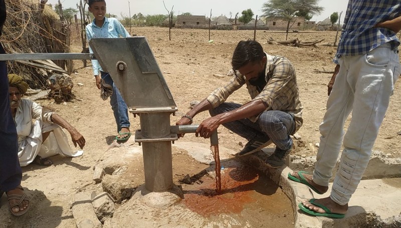 पानी की किल्लत हुई तो याद आए हैंडपम्प