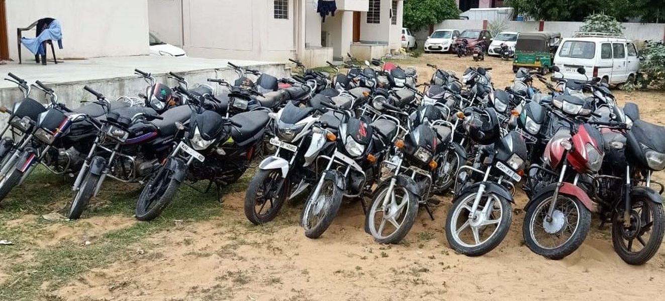 gang arrest : वाहन चोरों के पास मिली इतनी बाइक कि खुल जाए पूरा शोरूम, 9 वाहन चोर गिरफ्तार