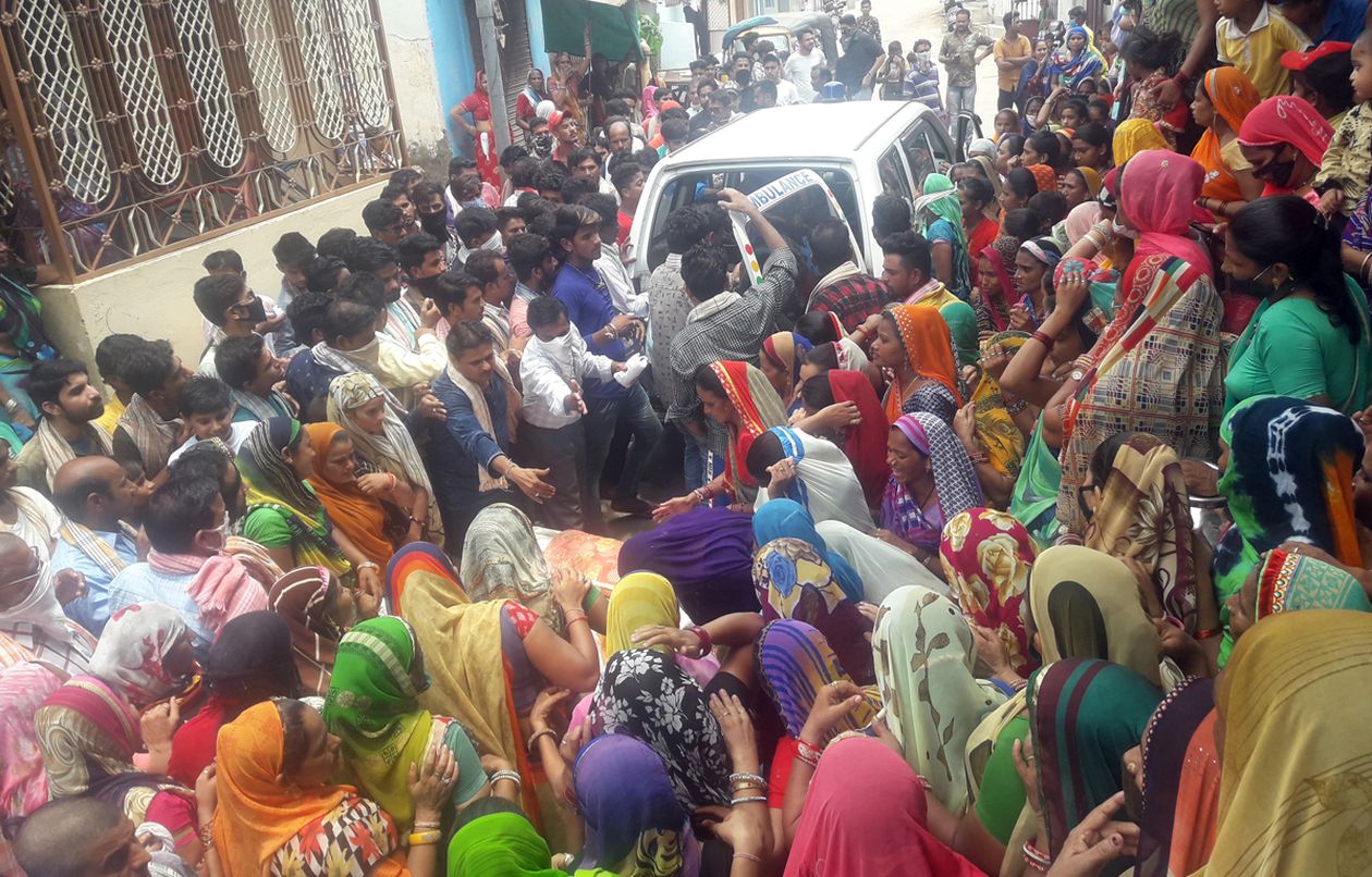 बांसवाड़ा : विषाक्त सेवन से विवाहिता की मौत के बाद हंगामा, ससुराल पक्ष पर दहेज प्रताडऩा का मामला दर्ज