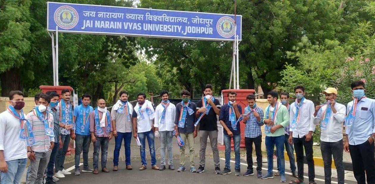 छात्रों को प्रमोट करने के लिए प्रदर्शन, किस्तों में फीस जमा करवाने की मांग
