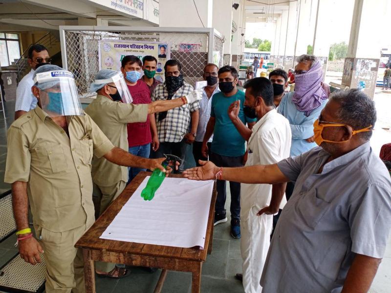 रवानगी से पहले बसें हो रही संक्रमण मुक्त, यात्रियों को किया जा रहा जागरूक