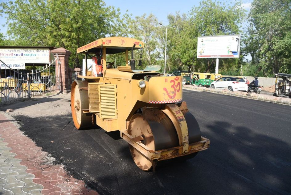 लापरवाही की हद... बारिश में बिछा रहे सडक़ों पर डामर