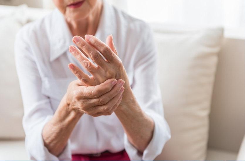 शरीर में लगे थकावट और जकड़न तो हो सकते हैं इस बीमारी के लक्षण