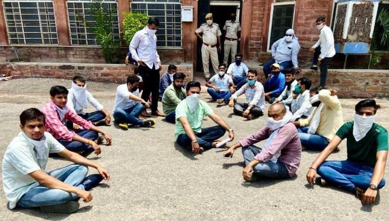 जेएनवीयू में छात्रों का प्रदर्शन, प्रमोट करने की मांग