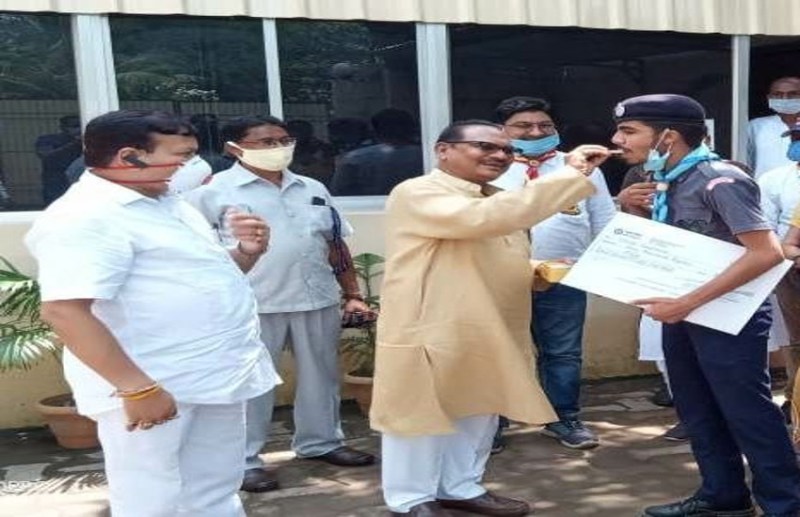 स्कूल शिक्षा मंत्री ने बोर्ड परीक्षा में सर्वोच्च स्थान प्राप्त विद्यार्थियों को किया सम्मानित, स्काउट-गाइड के छात्र हैं दोनों टॉपर