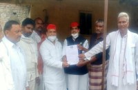 सांसद अखिलेश यादव ने एक और श्रमिक की मौत पर दी एक लाख की सहायता, अब तक चार श्रमिकों की कर चुके मदद