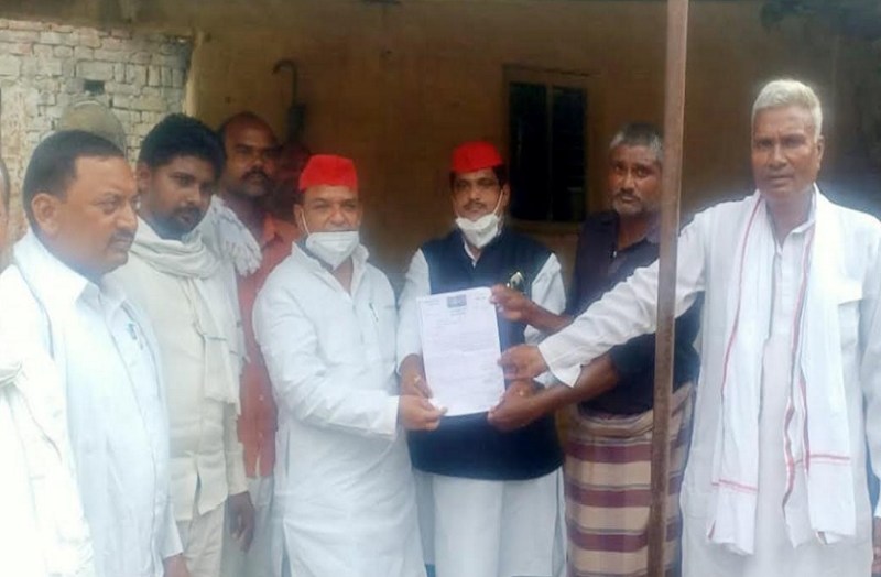 सांसद अखिलेश यादव ने एक और श्रमिक की मौत पर दी एक लाख की सहायता, अब तक चार श्रमिकों की कर चुके मदद