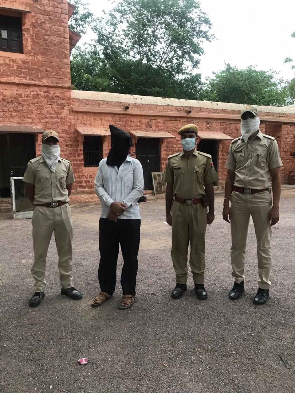 पुलिस से बचने के लिए चार साल से कांडला में ट्रकों पर कर रहा था नौकरी