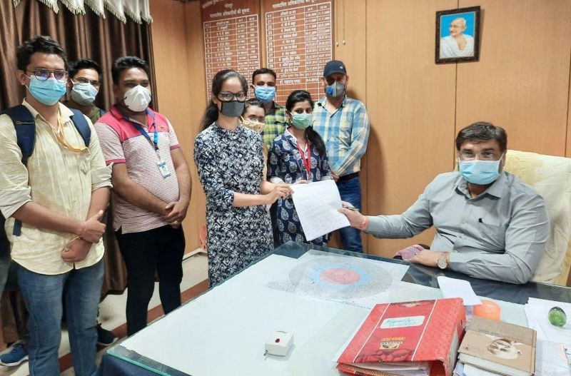 एनयूएचएम प्रबंधकीय संविदाकर्मियों ने सीएमएचओ को बताई अपनी पीड़ा 