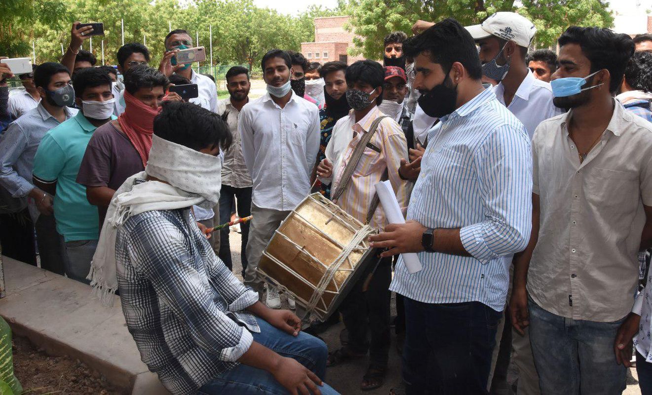 कुलपति को जगाने ढोल-थाळी लेकर पहुंचे छात्रसंघ अध्यक्ष