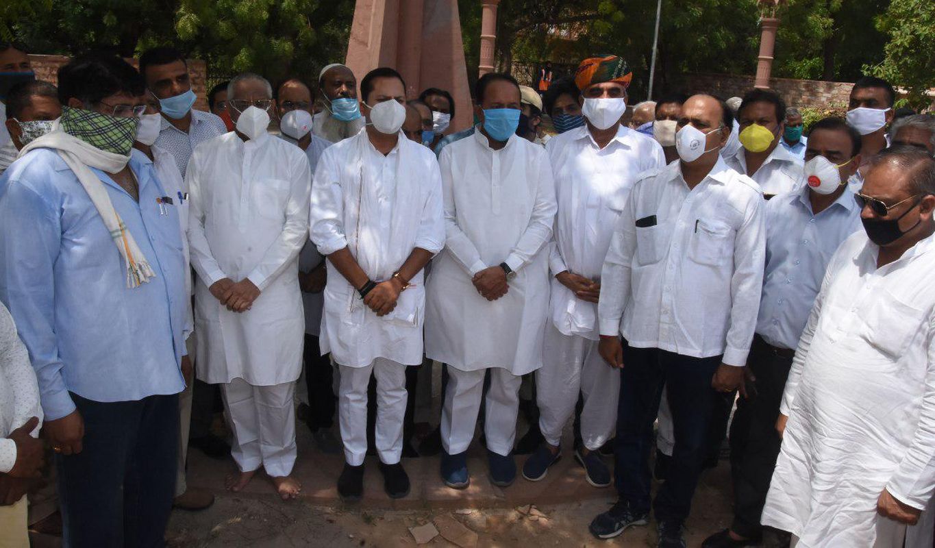 कांग्रेस ने किया शहीदों को सलाम