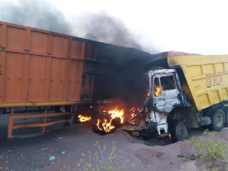 दो ट्रकों में टक्कर के बाद लगी आग, दो व्यक्ति जिंदा जले