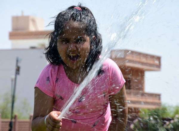 गर्मी से राहत पाने का जतन, देखें तस्वीरें...