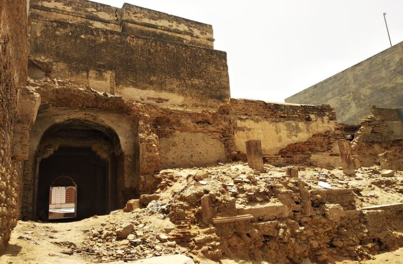 मानसून सिर पर, पुरानी और जर्जर इमारतों से खतरा