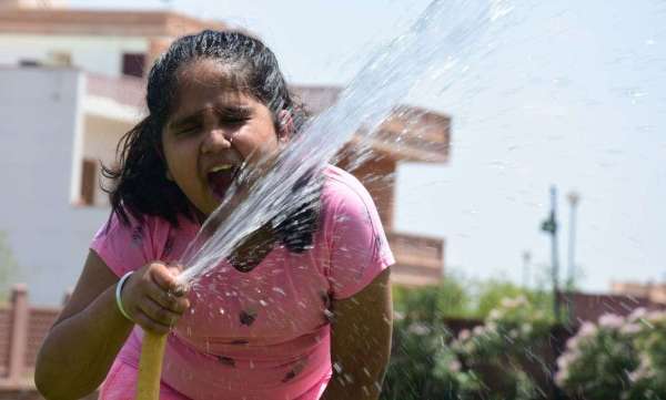 गर्मी से राहत पाने का जतन, देखें तस्वीरें...