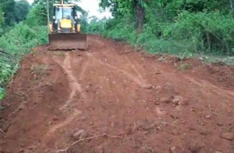 Work from JCB in MNREGA work in Jujawal.