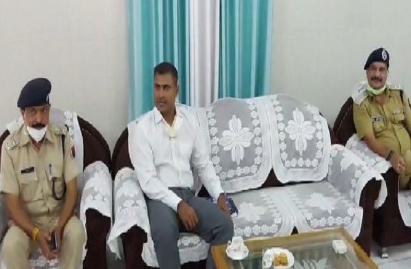 पूछताछ परेड में थाना प्रभारियों ने माना आते थे दलाल के फोन