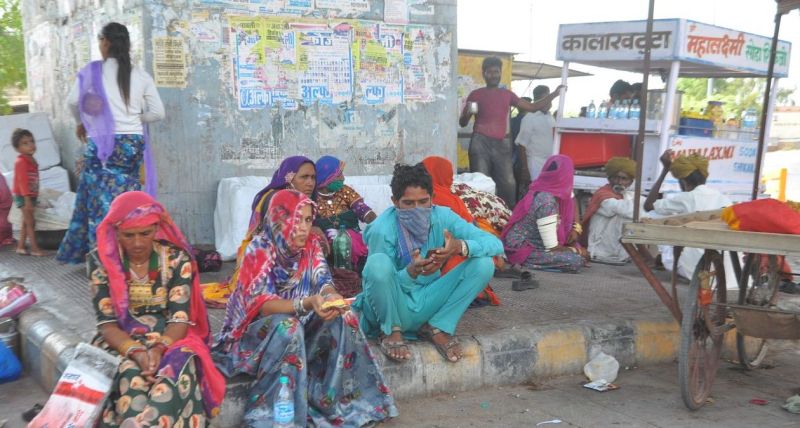 महंगा पड़ रहा हाथ मिलाना और गले लगाना