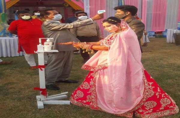 चित्तौडग़ढ़ में सोमवार को गणगौर वाटिका में शादी के लिए प्रवेश करने वाले दुल्हा-दुल्हन की थर्मो स्क्रेनिंग जांच की गई।