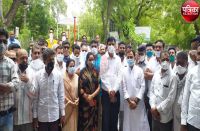 VIDEO : पेट्रोल-डीजल की बढ़ती कीमतों के विरोध में कांग्रेस का प्रदर्शन, राष्ट्रपति के नाम सौंपा ज्ञापन