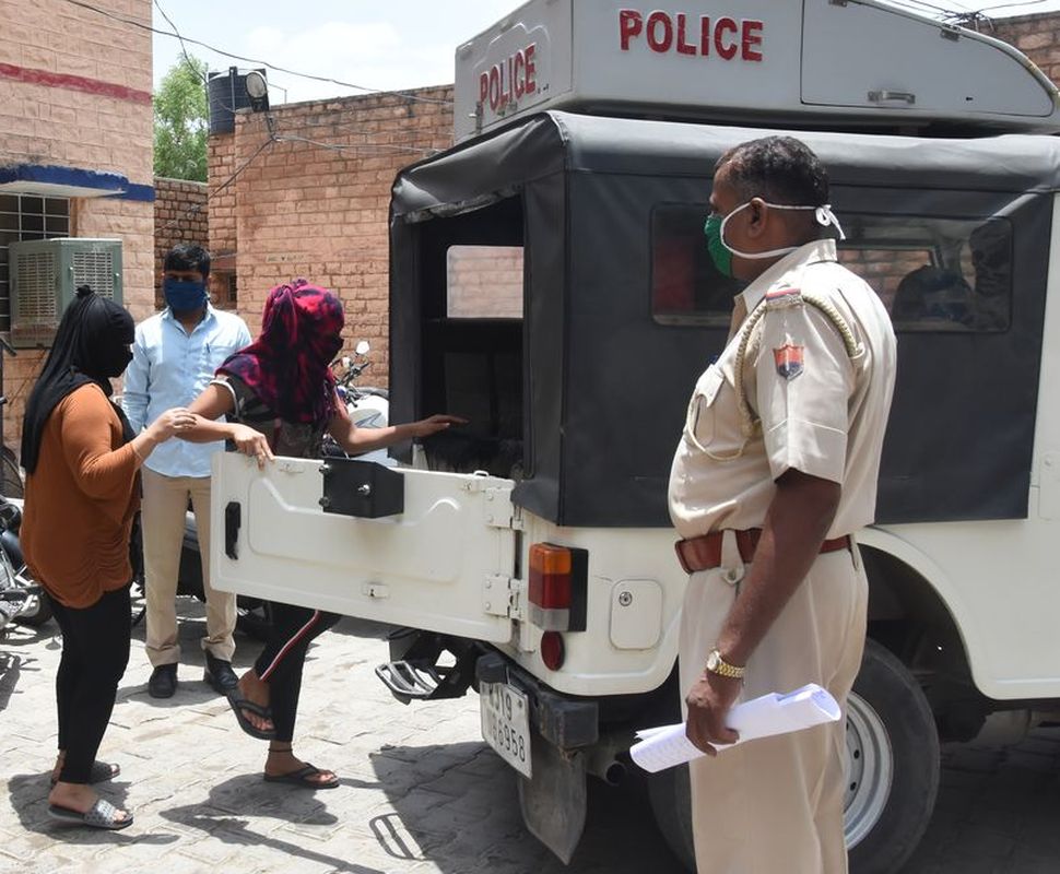 देह व्यापार के लिए दिल्ली से आई दो युवतियां गिरफ्तार
