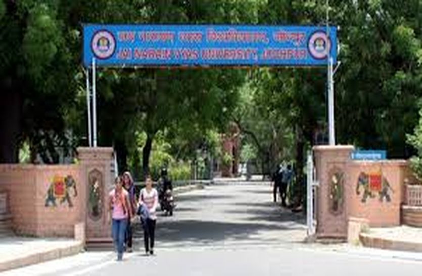 वाणिज्य संकाय में जूनियर को डीन बनाने पर विवाद