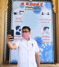 'मैं सतर्क हूं' के संदेश के साथ सेल्फी ली और सोशल मीडिया पर किया अपलोड