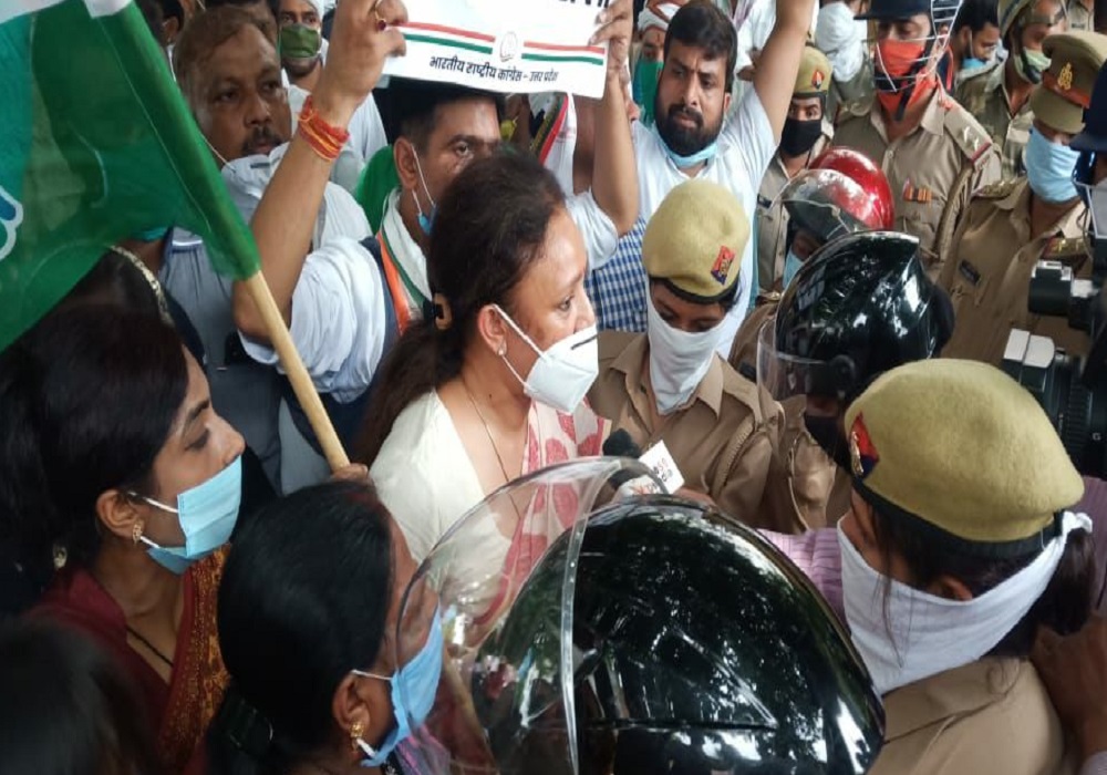 पेट्रोल-डीजल के दाम बढ़ाकर सरकार जनता पर कर रही है महंगाई का वार : प्रियंका गांधी